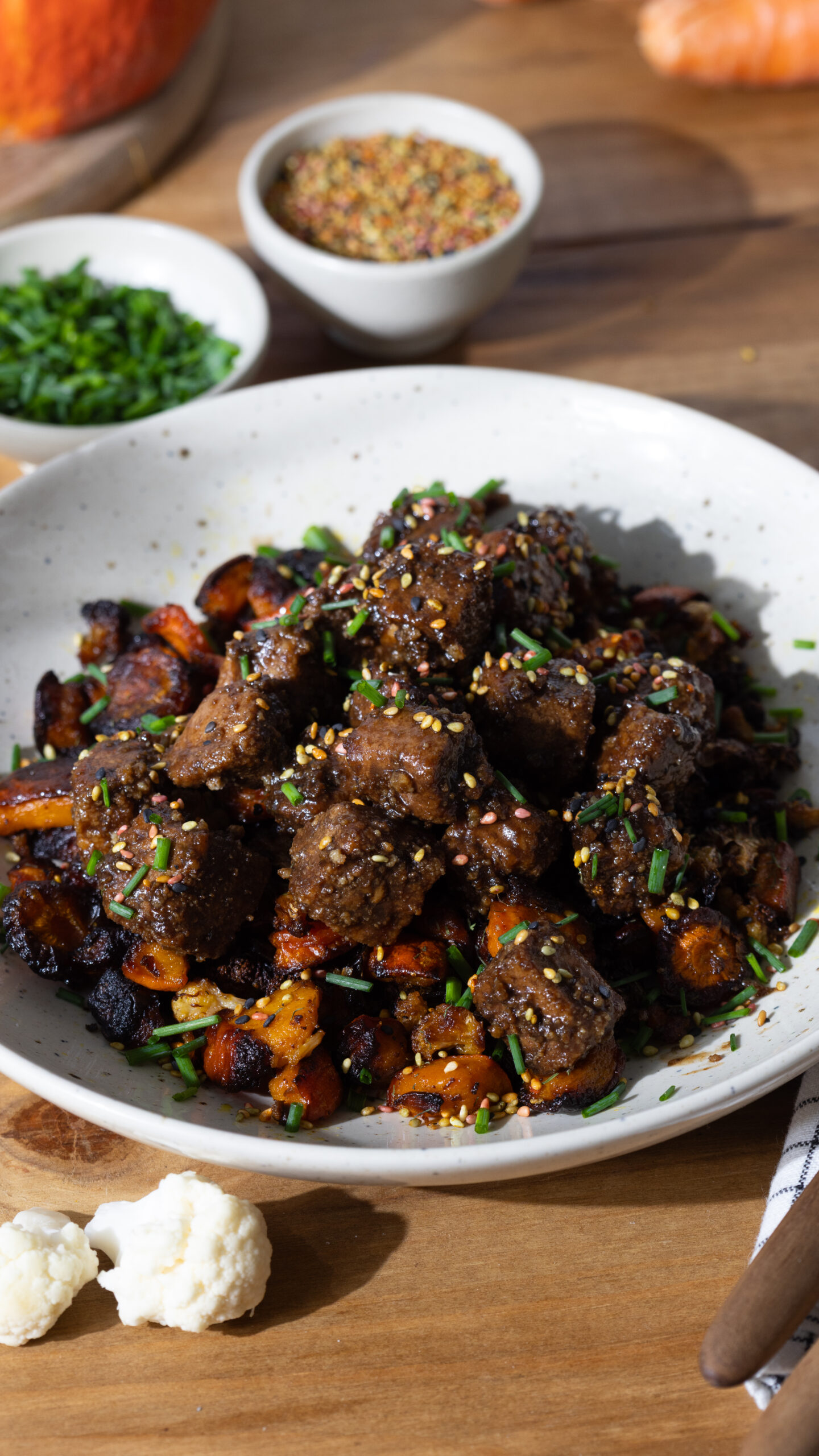 Bouchées de Tofu Fumé Laqué au Vinaigre Balsamique & Légumes Rôtis