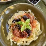 Tagliatelles au cabillaud, olives & bouillon de légumes