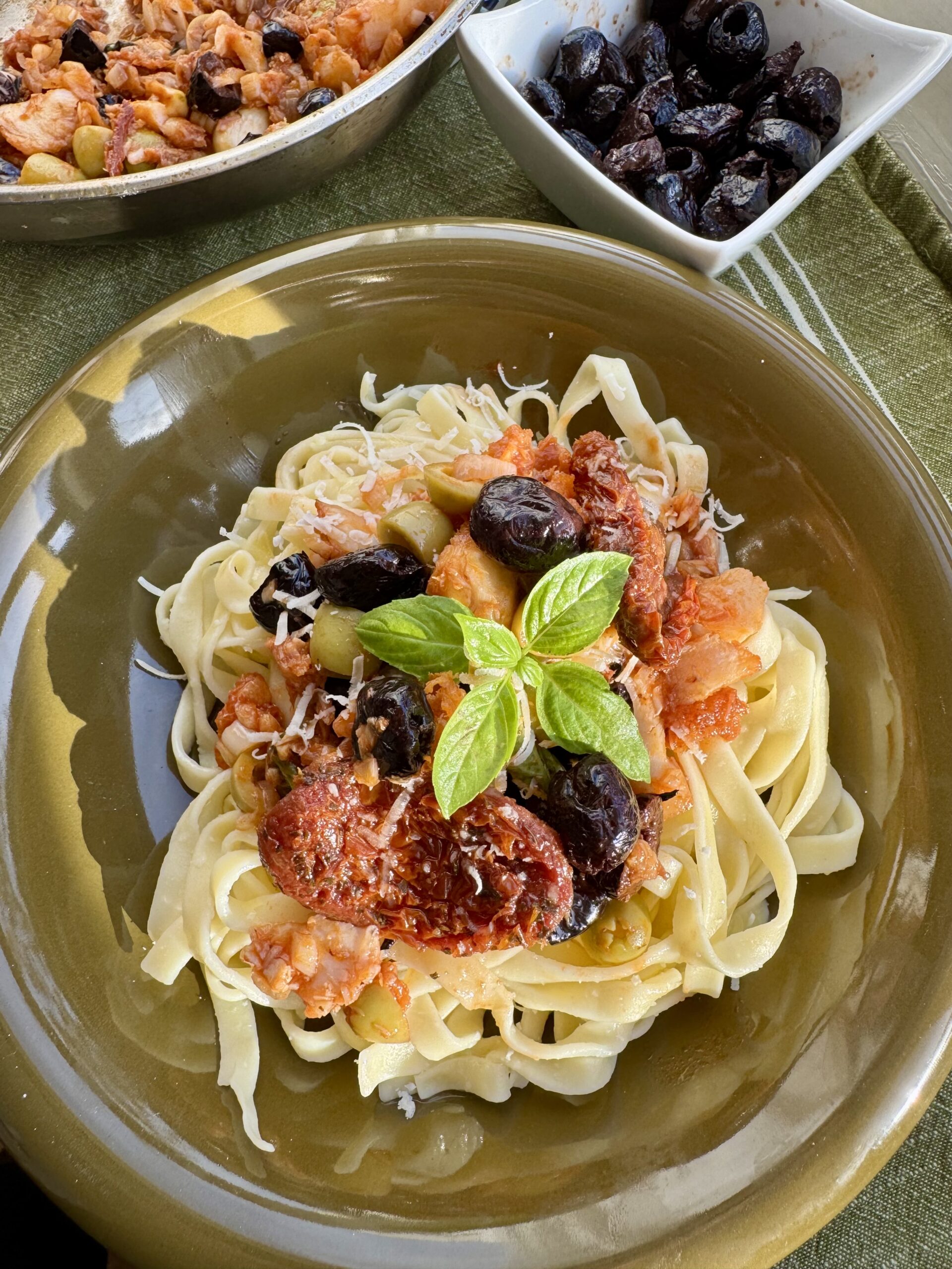 Tagliatelles au cabillaud, olives & bouillon de légumes